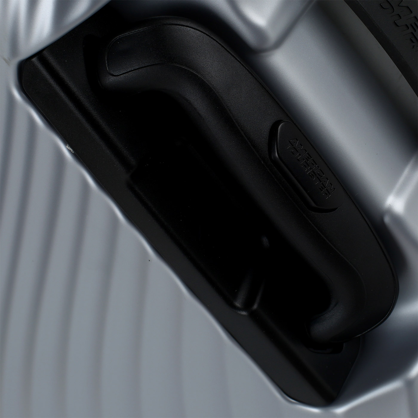 Чемодан средний M из ABS-пластика с кодовым замком American Tourister Jetglam