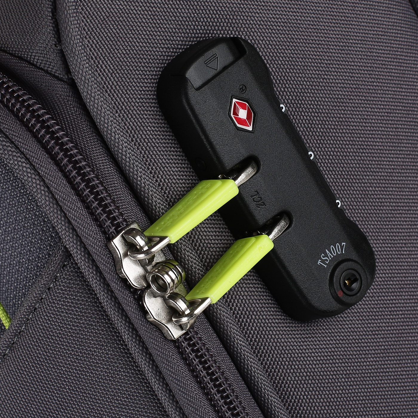 Чемодан средний M тканевый с кодовым замком American Tourister Holiday Heat