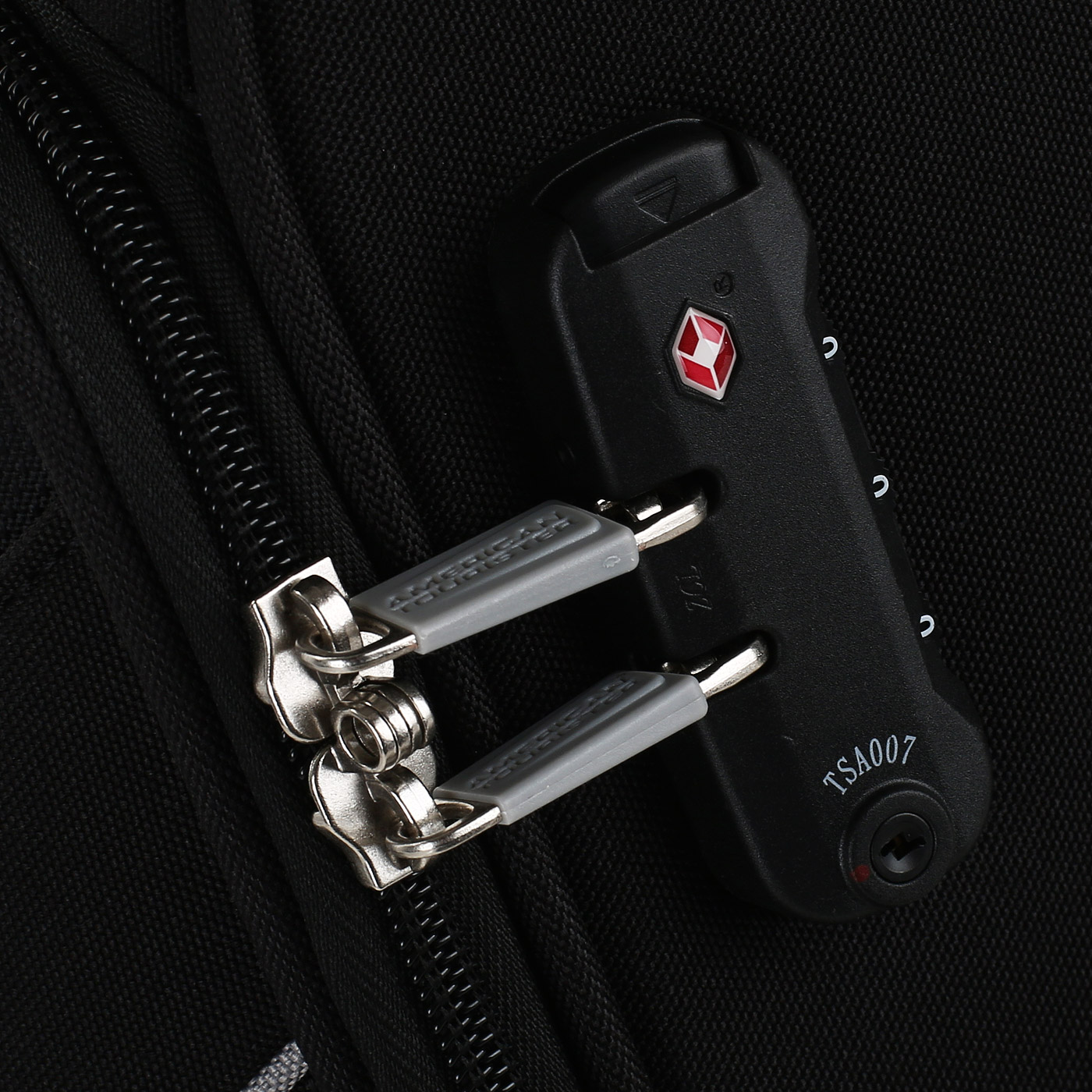 Чемодан средний M тканевый с кодовым замком American Tourister Holiday Heat