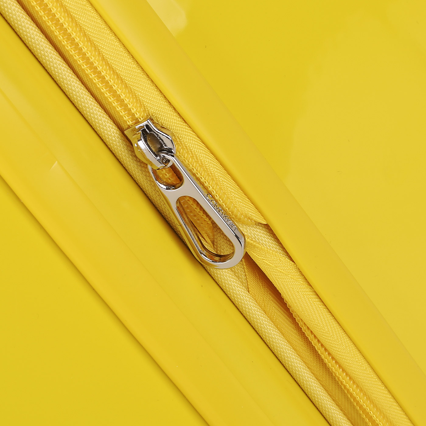 Чемодан средний M из ABS-пластика с кодовым замком Calvin Klein CK-630 Down To Fly