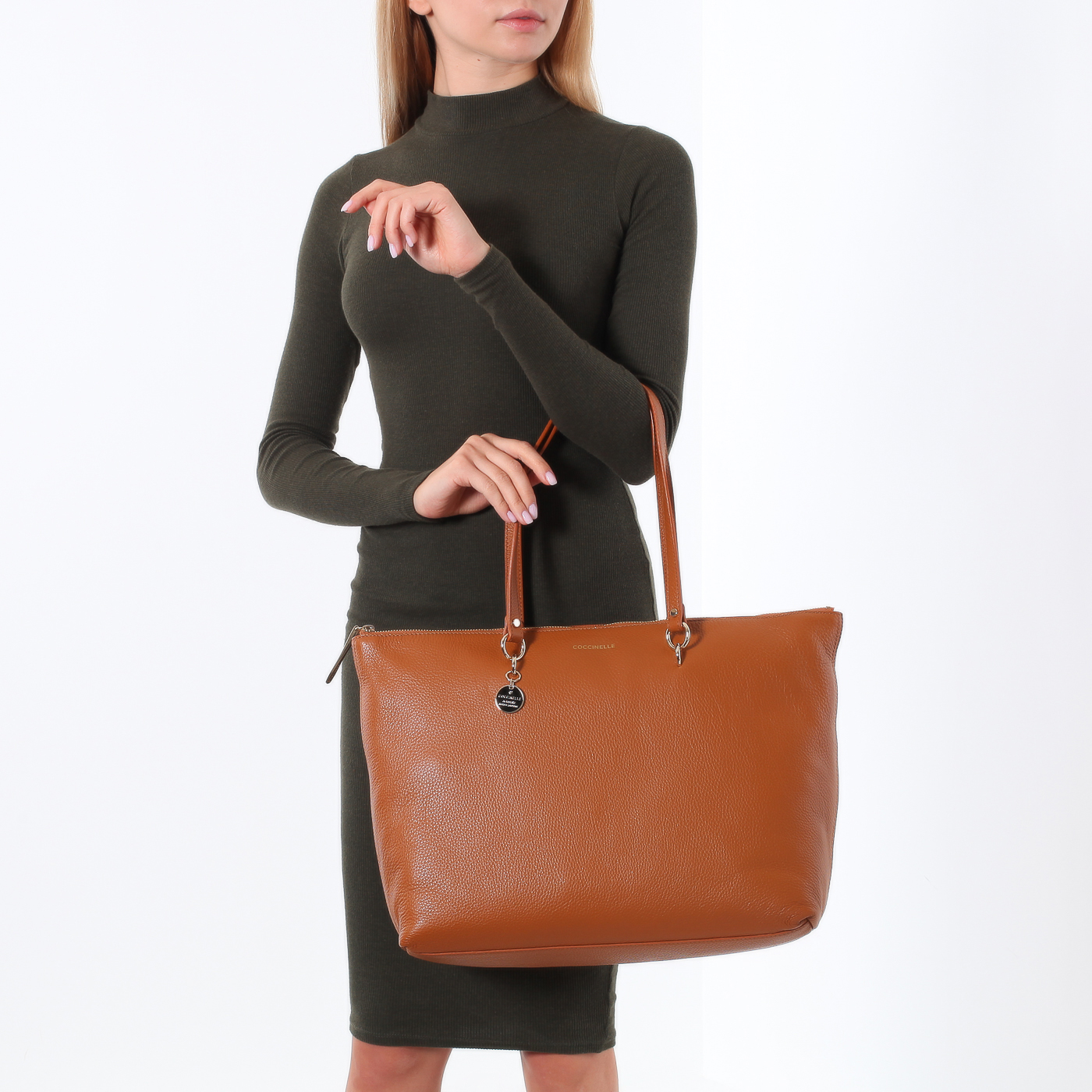 Мягкая кожаная сумка Coccinelle Alpha