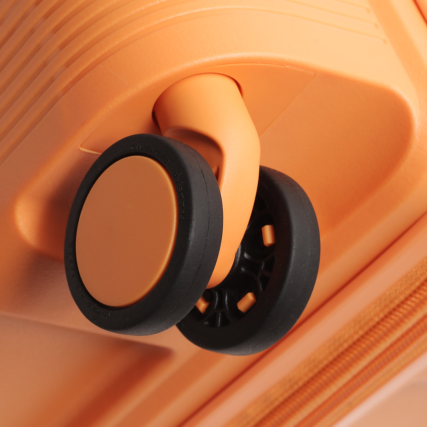 Чемодан средний M из полипропилена Echolac Forza