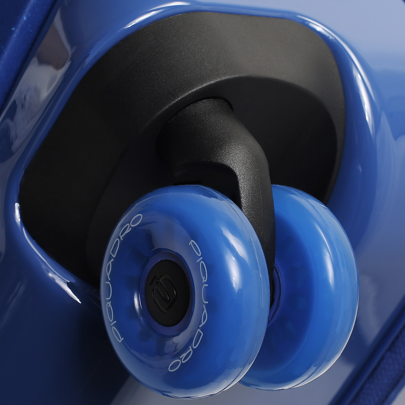 Чемодан средний M из поликарбоната Piquadro Pop