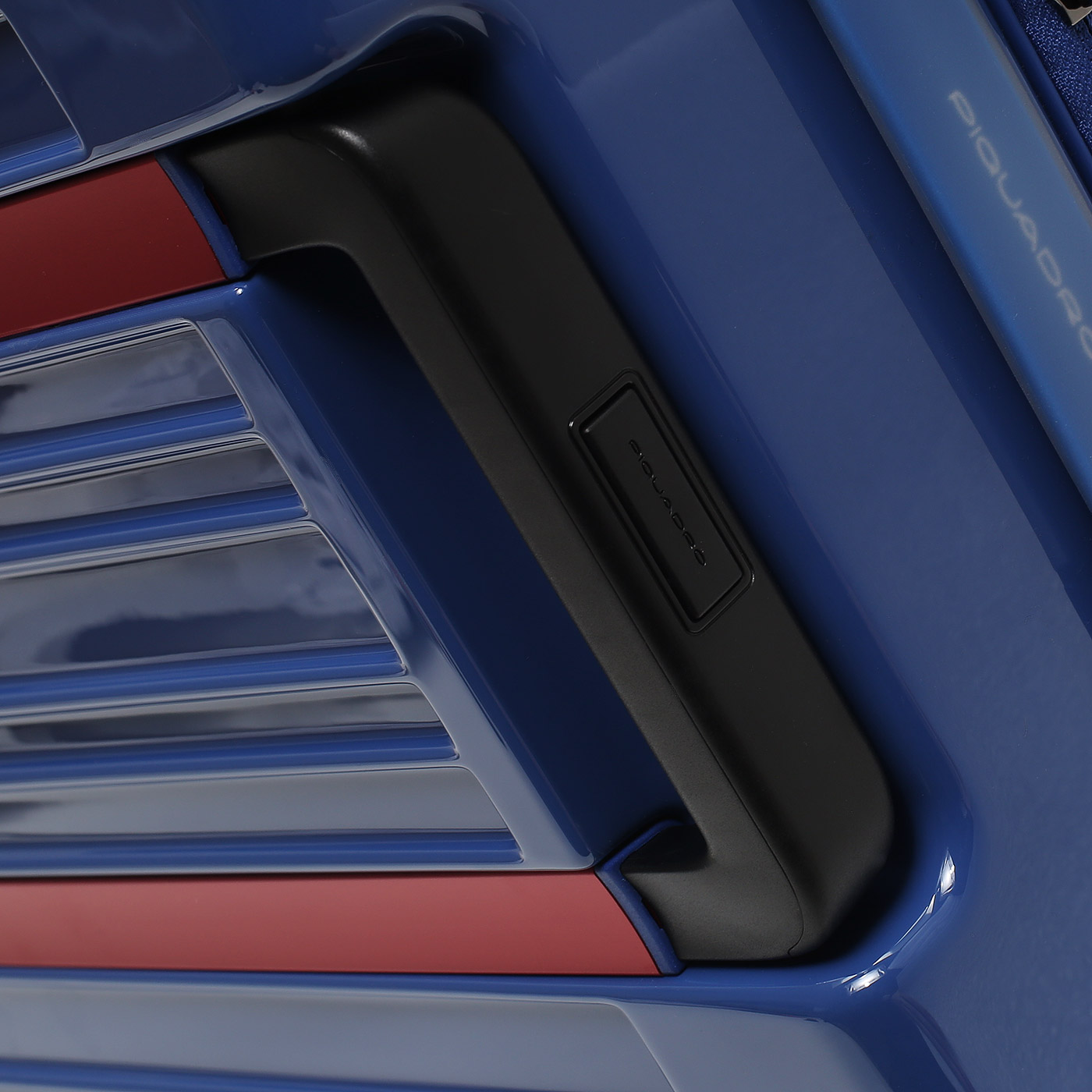 Чемодан средний M из поликарбоната Piquadro Pop