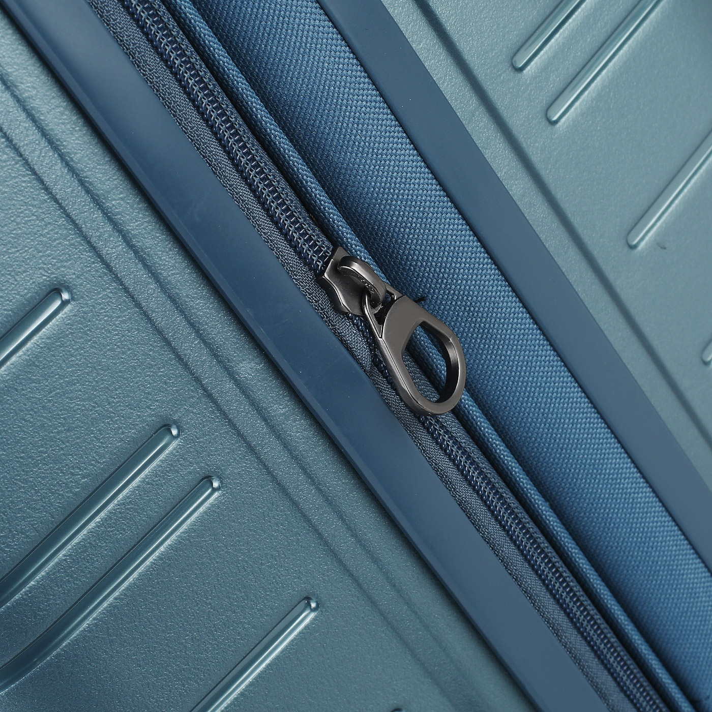 Чемодан средний M из полипропилена с кодовым замком Stevens Cruise