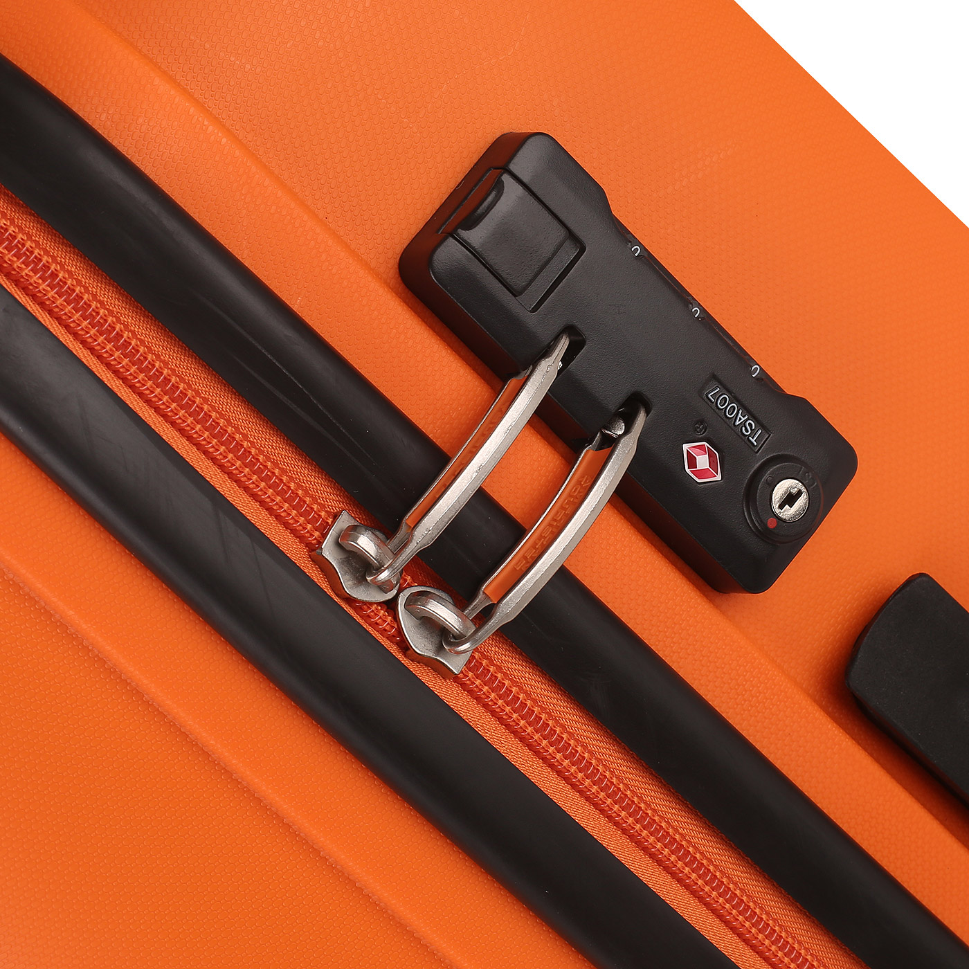 Чемодан средний M из полипропилена с кодовым замком American Tourister Bon Air