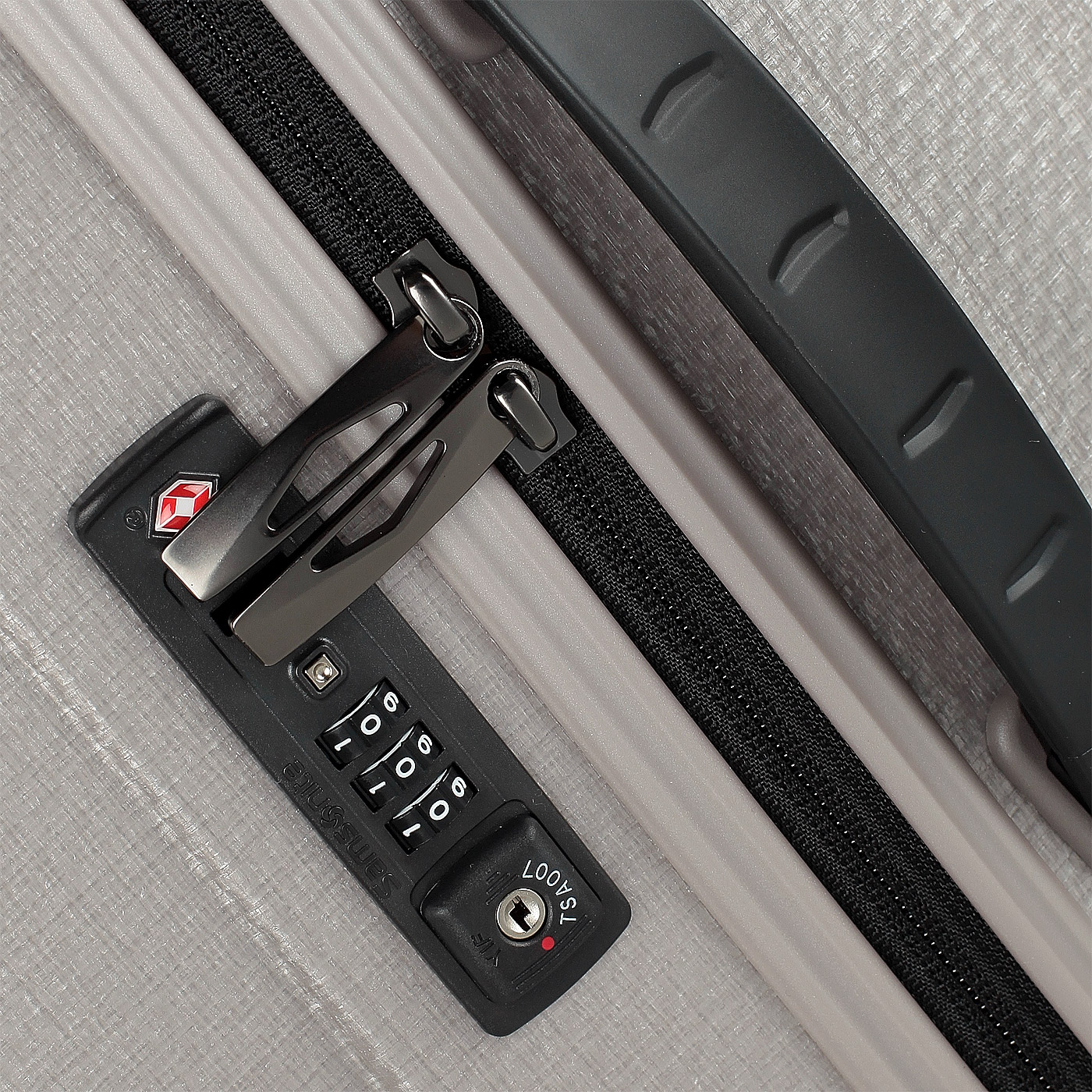 Чемодан большой L из материала Curv с кодовым замком Samsonite Cosmolite