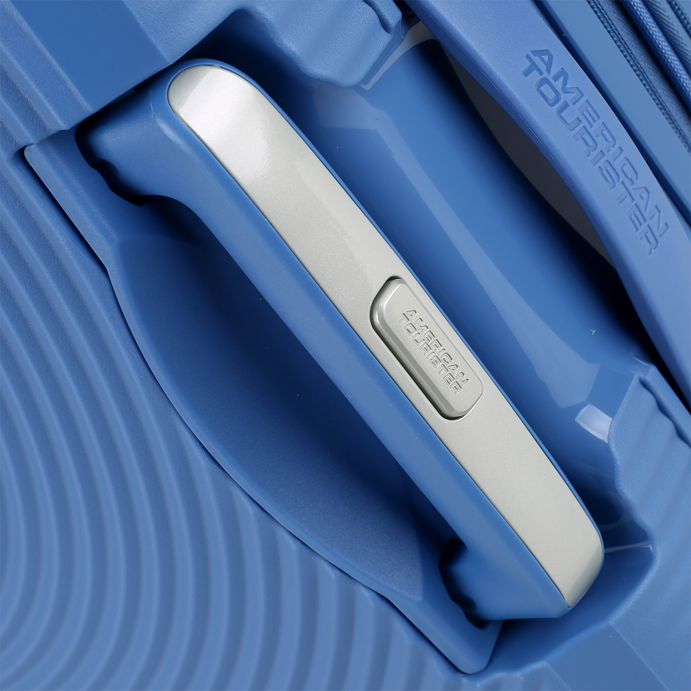 Чемодан средний M из полипропилена с кодовым замком American Tourister Soundbox